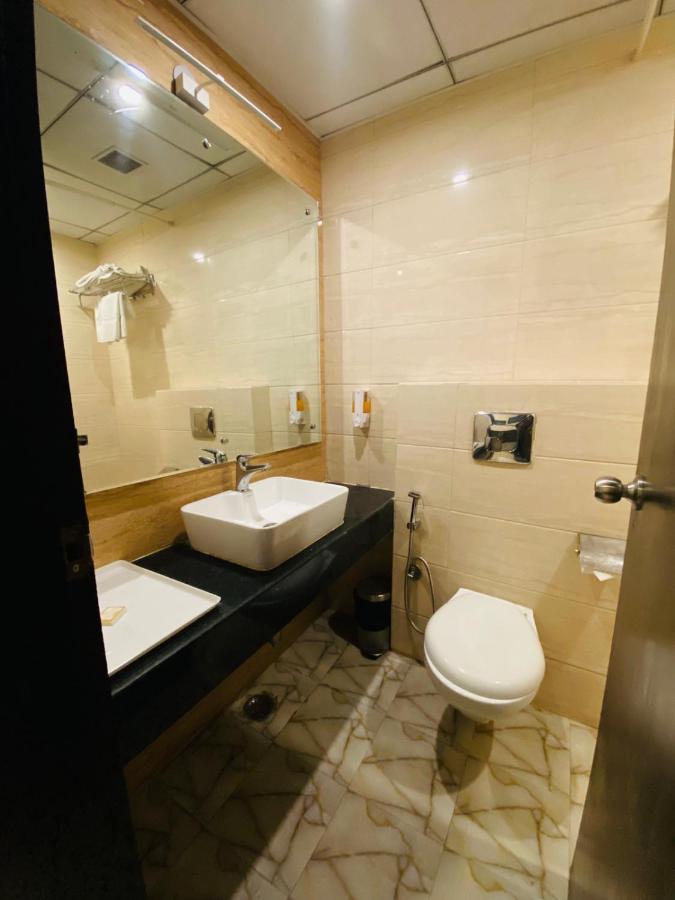 לקנאו Hotel Ss Grandeur מראה חיצוני תמונה